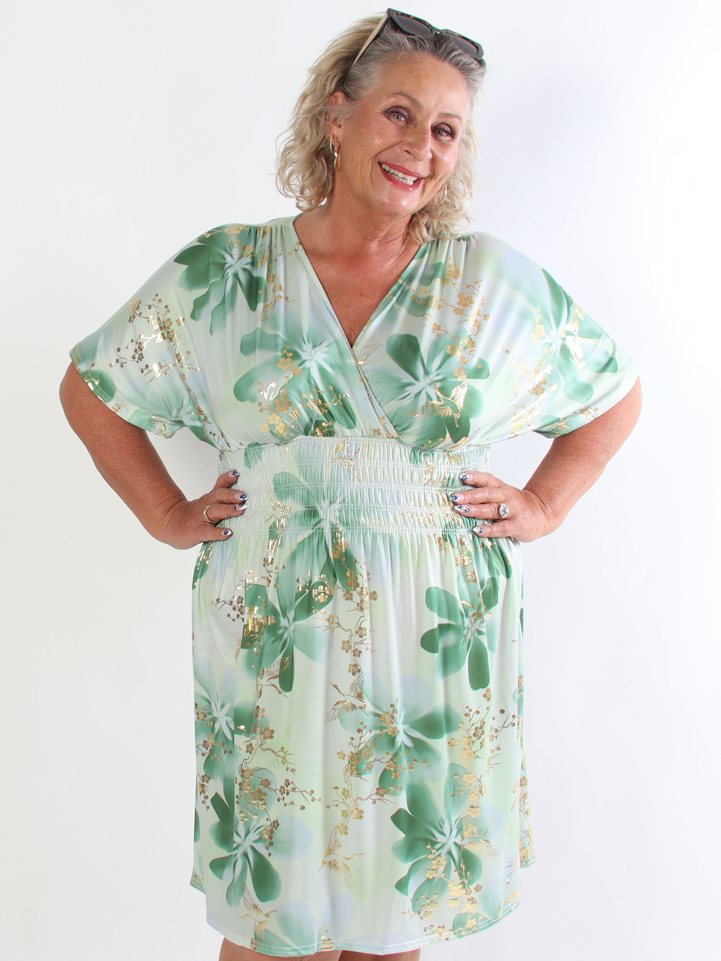 Pams Fleur Short - Plus size kjole med smock og japansk inspireret gulddetaljer